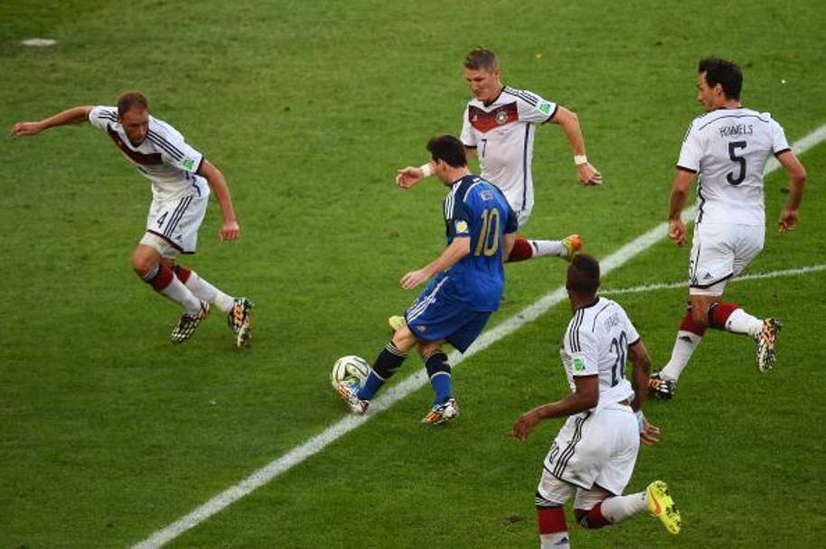 Messi tra quattro giocatori della Germania: il suo tentativo di assist sarà intercettato. Twitter